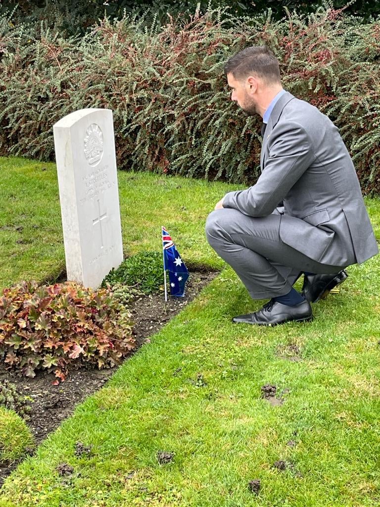 DHOM visiting graves of Anzacs
